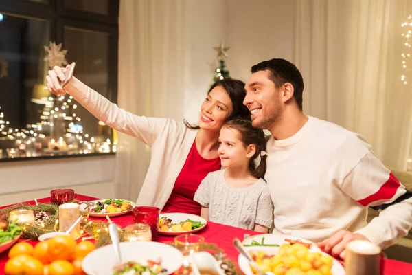 Szczęśliwa rodzina biorąc selfie na świąteczny obiad — Zdjęcie stockowe