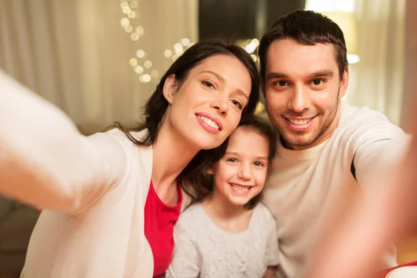 Familia feliz tomando selfie en Navidad —  Fotos de Stock