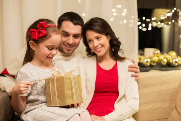 Família feliz com Natal presente em casa — Fotografia de Stock
