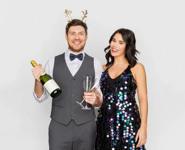 Paar mit Champagnerflasche auf Weihnachtsfeier — Stockfoto