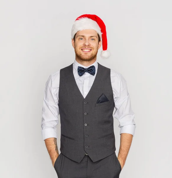 Hombre feliz en sombrero de santa y traje en Navidad —  Fotos de Stock