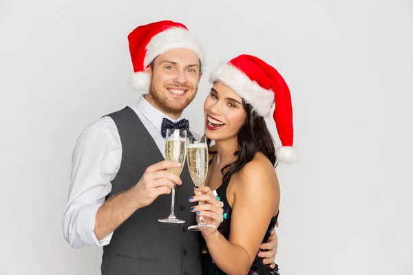 Пара з келихами шампанського на різдвяній вечірці — стокове фото