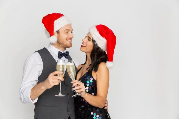 Casal com taças de champanhe na festa de Natal — Fotografia de Stock