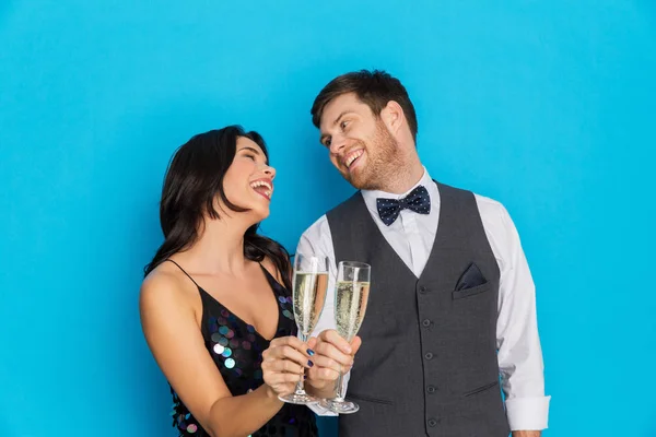Feliz pareja con copas de champán en la fiesta —  Fotos de Stock