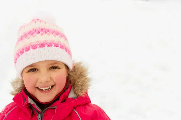 Niña feliz en ropa de invierno al aire libre —  Fotos de Stock