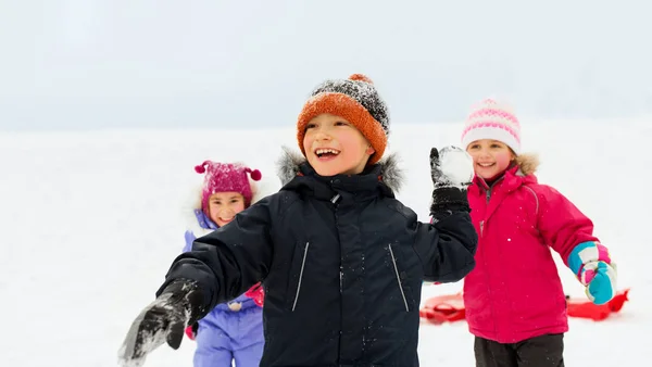 Crianças pequenas felizes jogando ao ar livre no inverno — Fotografia de Stock