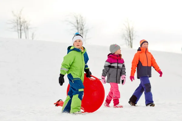 Heureux petits enfants avec plein air en hiver — Photo