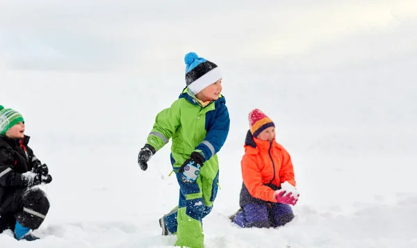 Crianças pequenas felizes jogando ao ar livre no inverno — Fotografia de Stock