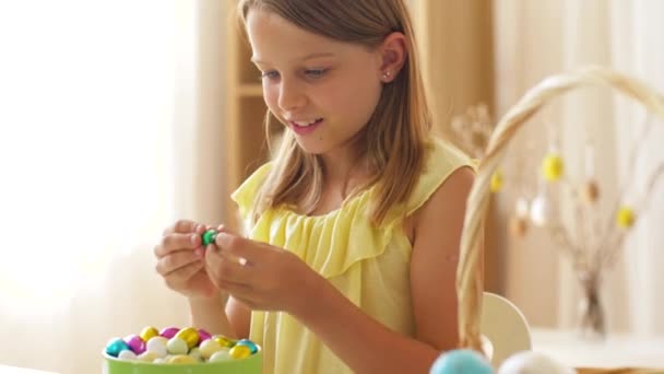 Lány eltávolítása burkoló csokoládé húsvéti tojás — Stock videók