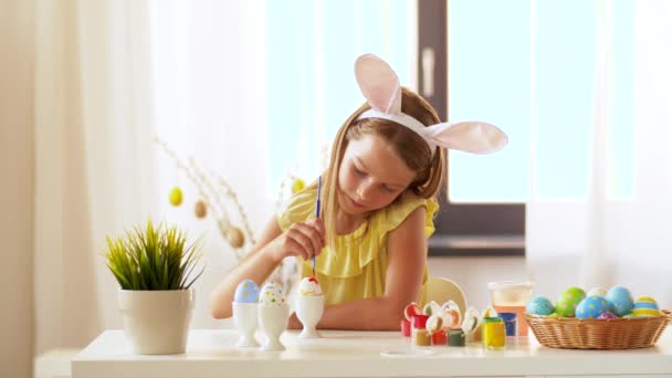 Chica feliz para colorear huevos de Pascua en casa — Vídeos de Stock