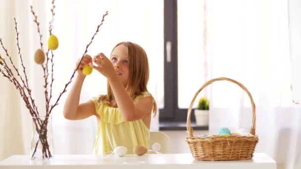 Menina decorando salgueiro por ovos de Páscoa em casa — Vídeo de Stock