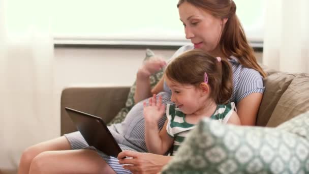 Mère enceinte et fille ayant un chat vidéo — Video