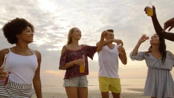 Glückliche Freunde tanzen bei sommerlicher Strandparty — Stockvideo