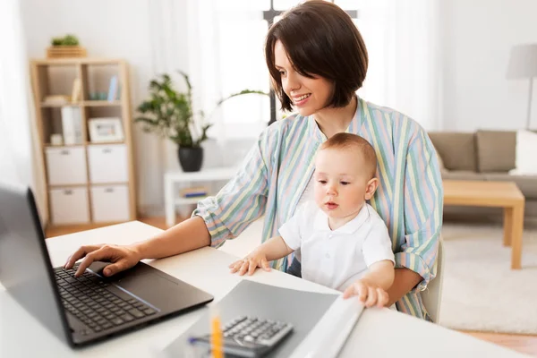 Praca matka z małym chłopcem i laptopem w domu — Zdjęcie stockowe