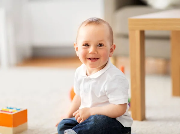 Kleine babyjongen thuis — Stockfoto