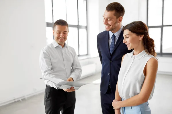 Realtor with folder showing documents to customers — Stock Photo, Image