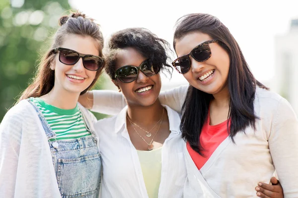 Jovens mulheres felizes em óculos de sol ao ar livre — Fotografia de Stock