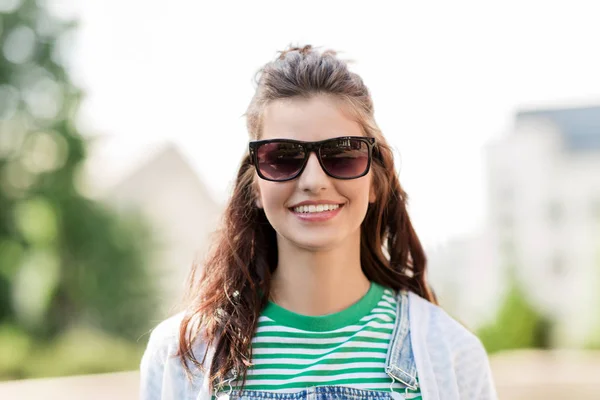 Retrato de mujer joven en gafas de sol al aire libre Imagen de archivo
