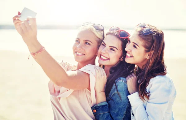 Gruppe lächelnder Frauen macht Selfie am Strand — Stockfoto