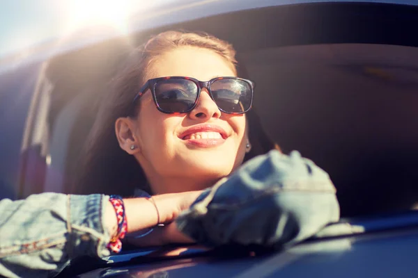 Happy teenage girl or young woman in car — Stock Photo, Image