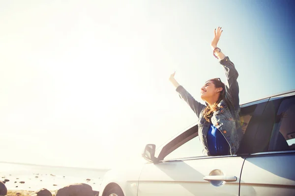 Glückliches Teenager-Mädchen oder junge Frau im Auto — Stockfoto