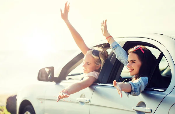 Glückliche Teenager-Mädchen oder Frauen im Auto am Meer — Stockfoto