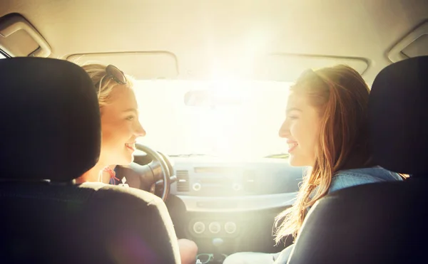 Glückliche Teenager-Mädchen oder Frauen im Auto am Meer — Stockfoto