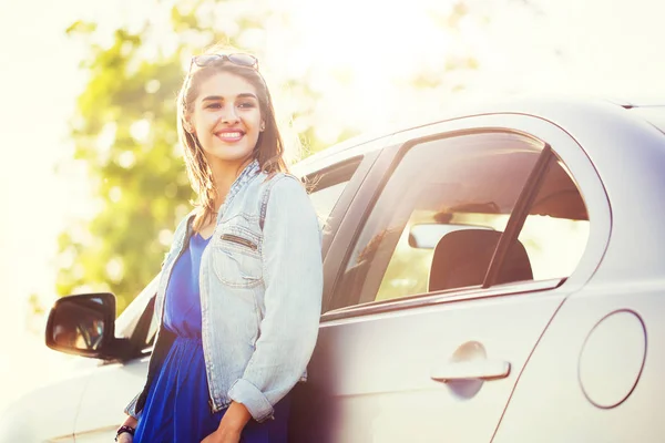 कार में खुश किशोर लड़की या युवा महिला — स्टॉक फ़ोटो, इमेज