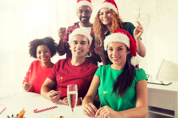 Щаслива команда святкує Різдво в офісі вечірки — стокове фото