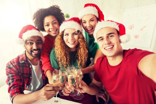 Glückliches Team feiert Weihnachten auf Büroparty — Stockfoto