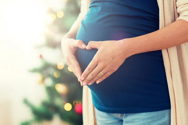 妊娠中の女性が腹心を作るをクローズ アップ — ストック写真