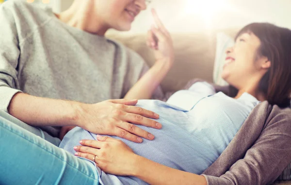 Close-up van man en zwangere vrouw — Stockfoto