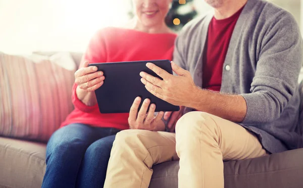 Casal sênior com tablet pc no Natal — Fotografia de Stock