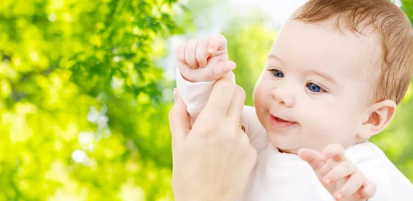 Close up de bebê pequeno doce com mão mãe — Fotografia de Stock