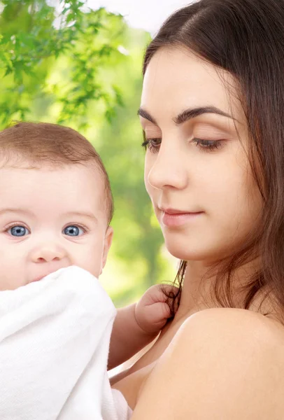 Mutter mit Baby über grünem natürlichen Hintergrund — Stockfoto