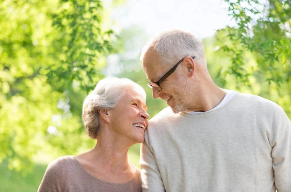 Gelukkige senior paar over groene natuurlijke achtergrond — Stockfoto