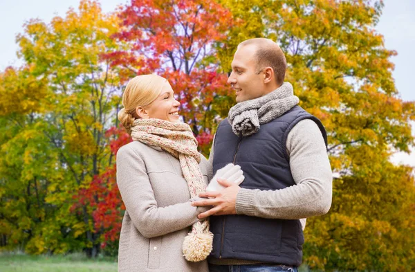 Sorrindo folhas de casal no parque de outono — Fotografia de Stock