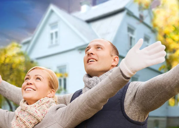 Gelukkige paar over levende huis in de herfst — Stockfoto