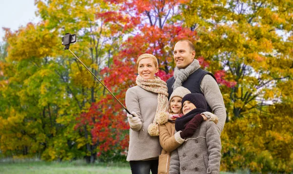 Famiglia prendere selfie su autunno parco sfondo — Foto Stock