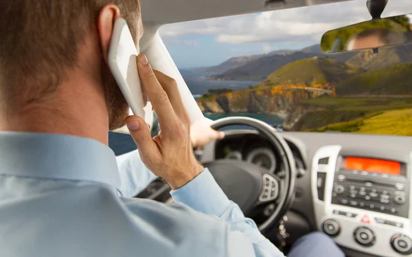 Hombre de negocios llamando en el teléfono inteligente y coche de conducción — Foto de Stock