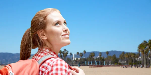 Uśmiecha się kobieta z plecaka na venice beach — Zdjęcie stockowe