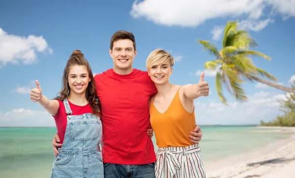 Gelukkig vrienden duimen opdagen en knuffelen — Stockfoto