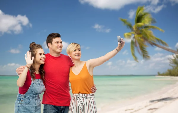 Amici prendere selfie da smartphone e abbracci — Foto Stock