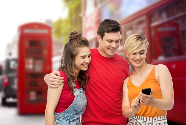 Amigos con teléfono inteligente sobre Londres calle de la ciudad —  Fotos de Stock
