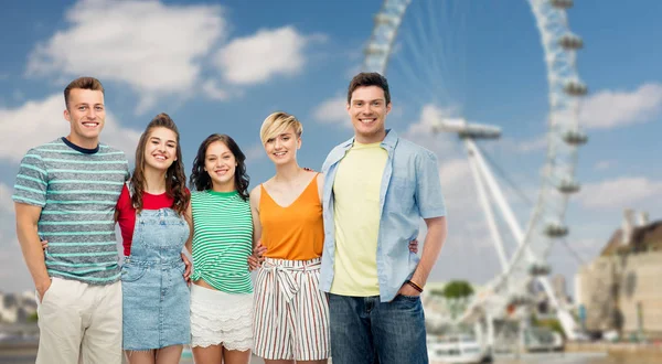 Amis heureux câlins sur la roue du ferry à Londres — Photo