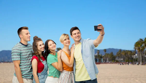 Freunde machen Selfie am Strand von Venedig — Stockfoto