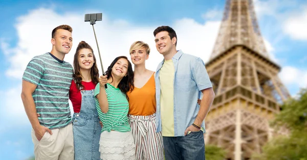 Amis prenant selfie par monopode sur la tour eiffel — Photo