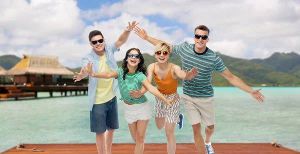 Vrienden in zonnebril plezier over bora bora — Stockfoto