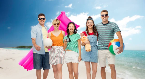 Amigos felices con playa y accesorios de verano —  Fotos de Stock