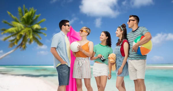 Счастливые друзья с пляжными и летними аксессуарами — стоковое фото
